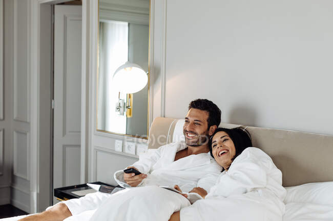 Paar lacht und entspannt in der Suite — Stockfoto