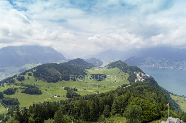 Vista sobre el lago Lungern desde Birkenstock, Obwalden, Suiza montañas y el cielo con nubes - foto de stock