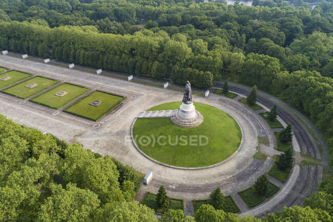 Повітряний вид меморіалу Радянської війни і військового кладовища в парку Трептауер (Берлін, Німеччина).. — стокове фото
