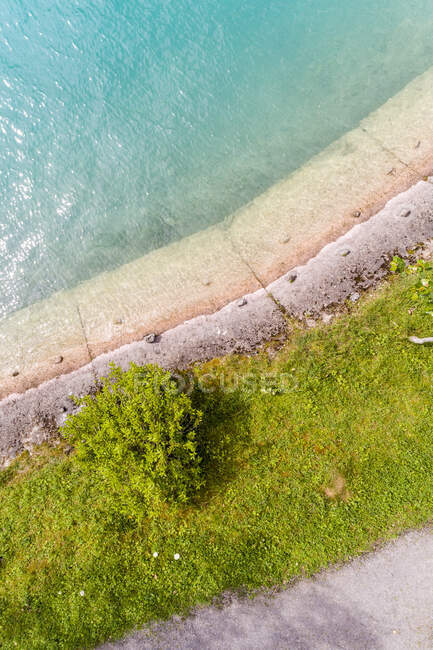 Aerial view of sandy beach on Lake Lungern in summer, Obwalden, Switzerland, — Stock Photo