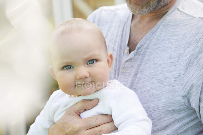 Portrait de bébé fille tenue par un homme. — Photo de stock