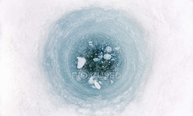 Alto ángulo de primer plano de hoyo de pesca de hielo en lago congelado en Vasterbottens Lan, Suecia. - foto de stock