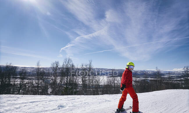 Ragazzo che scia a Vasterbottens Lan, Svezia. — Foto stock