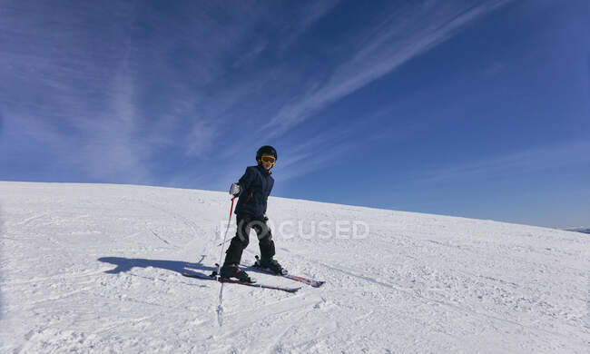 Giovane ragazzo sci di fondo a Vasterbottens Lan, Svezia. — Foto stock