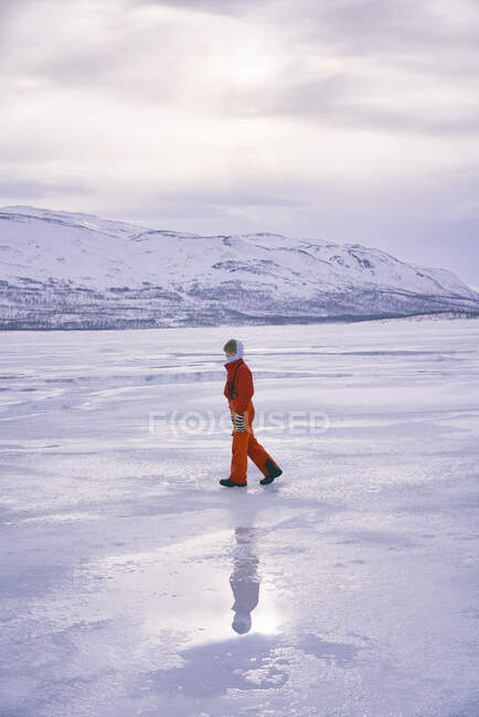 Menino em pé no lago congelado em Vasterbottens Lan, Suécia. — Fotografia de Stock