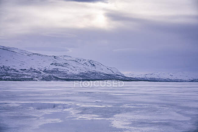 Vista sobre um lago congelado em Vasterbottens Lan, Suécia. — Fotografia de Stock