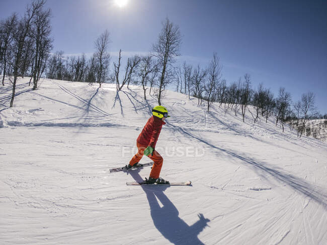 Мальчик катается на лыжах по трассе в Vasterbottens Lan, Швеция. — стоковое фото
