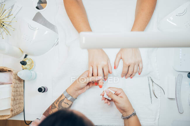 Femme obtenir une manucure dans un salon de beauté. — Photo de stock