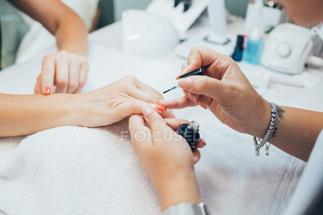 Mujer haciéndose una manicura en un salón de belleza. - foto de stock