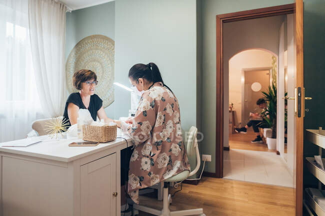 Donna ottenere una manicure in un salone di bellezza. — Foto stock