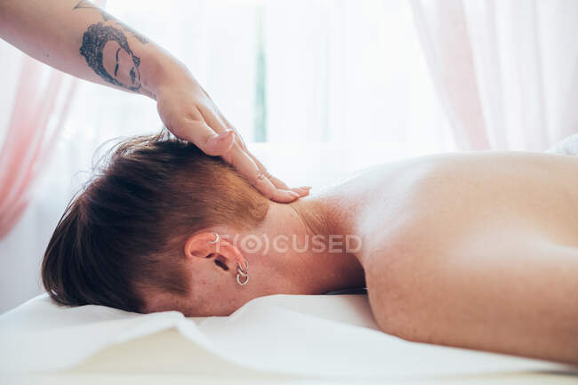 Mujer recibiendo un masaje de espalda en un salón de belleza. - foto de stock