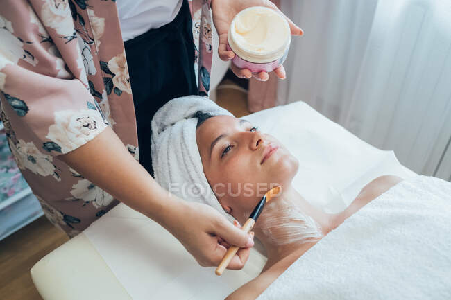 Женщина проходит процедуру по уходу за лицом в салоне красоты. — стоковое фото