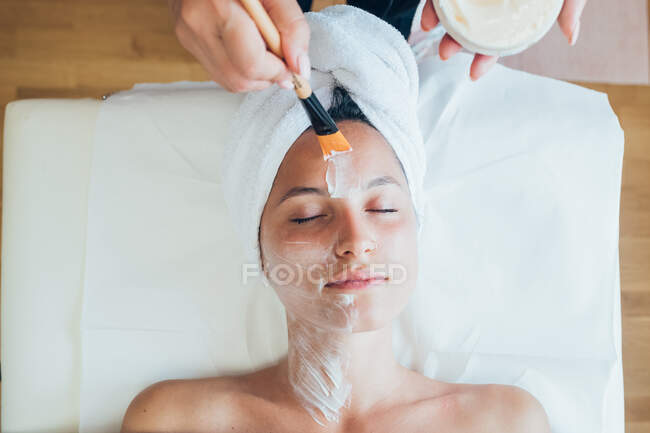 Woman getting a facial treatment in a beauty salon. — Stock Photo
