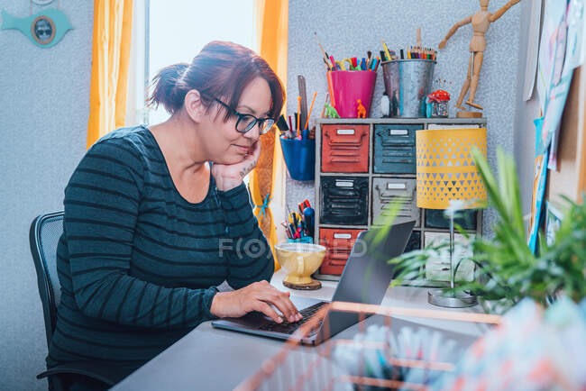 Femme travaillant à domicile pendant la crise du virus Corona. — Photo de stock