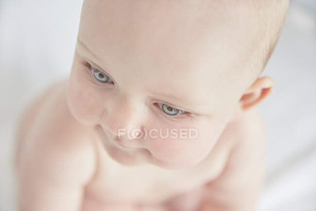 Portrait de bébé fille aux yeux bleus . — Photo de stock