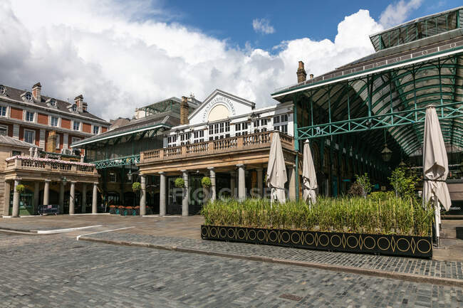 Exterior view of empty Convent Garden, historic buildings and piazza during the Corona virus crisis. — Stock Photo