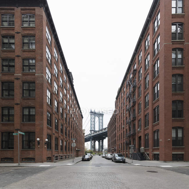Vista ao longo da rua vazia em direção a Manhattan Bridge, Nova York, EUA durante a crise do vírus Corona. — Fotografia de Stock