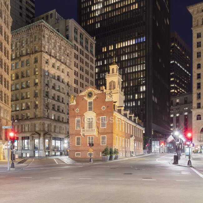 Внешний вид Старого государственного дома, Бостон, Массачусетс, США ночью, во время вирусного кризиса в Короне. — стоковое фото