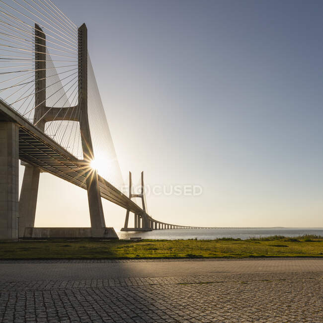 Veduta del vuoto Ponte Vasco da Gama, Lisbona, Portogallo durante la crisi del virus Corona. — Foto stock