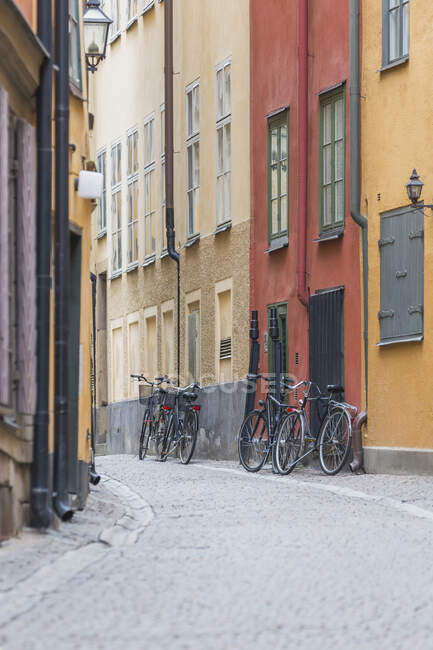 Street photo, empty Gamla Stan, Stockholm, Sweden during the Corona virus crisis, bicycles at walls — Stock Photo