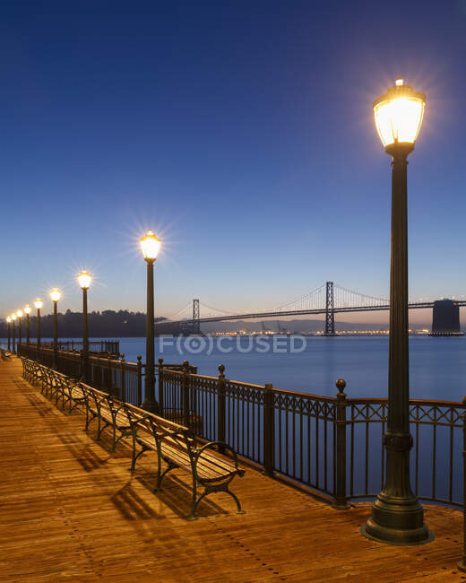 Abendlicher Blick über die Bucht mit der Golden Gate Bridge, San Francisco, Kalifornien, USA. — Stockfoto