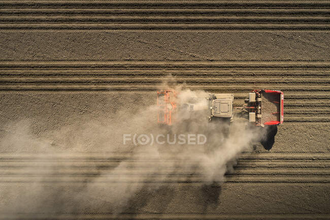 Traktor sprengt Staub auf trockenem Kartoffelfeld in den Niederlanden — Stockfoto
