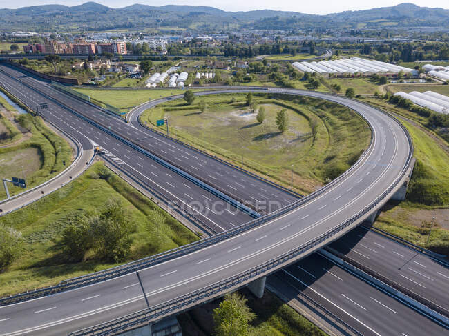 Cruce de carreteras de autopistas vacías en Florencia, Italia durante la crisis del virus Corona - foto de stock