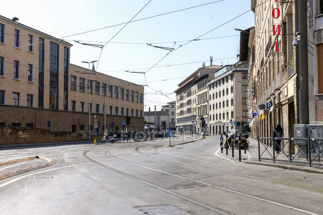 Уличное фото, пустая улица во Флоренции, Италия во время вирусного кризиса Короны — стоковое фото