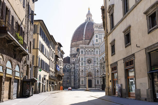 Empty street towards the Duomo di Santa Maria del Fiore in Florence, Italy during the Corona virus crisis — Stock Photo