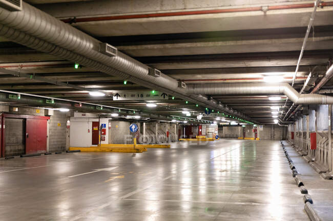 Intérieur du parking vide à Florence, Italie pendant la crise du virus Corona — Photo de stock