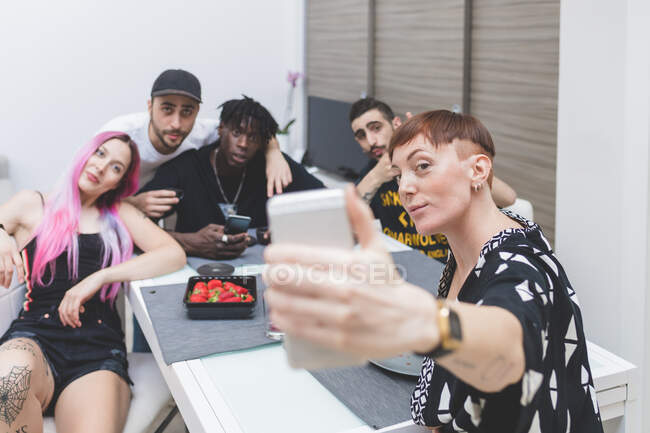 Freunde machen Selfie mit Handy, während sie in der Küche sitzen — Stockfoto