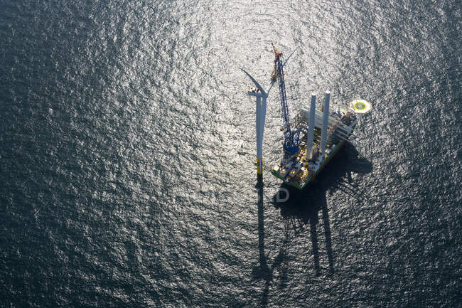 Vista aérea de los aerogeneradores oceánicos, Mar del Norte, Zelanda, Países Bajos - foto de stock