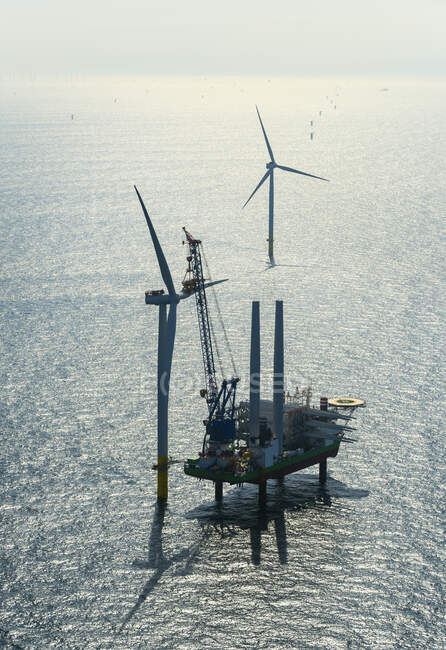 Vista aérea das turbinas eólicas oceânicas, Mar do Norte, Zelândia, Países Baixos — Fotografia de Stock