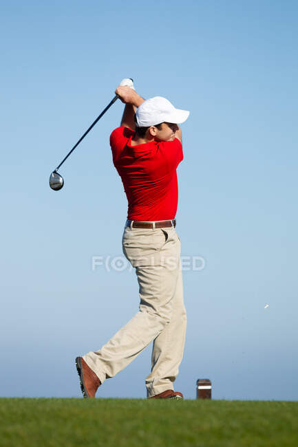 Macho golfista teeing off . - foto de stock