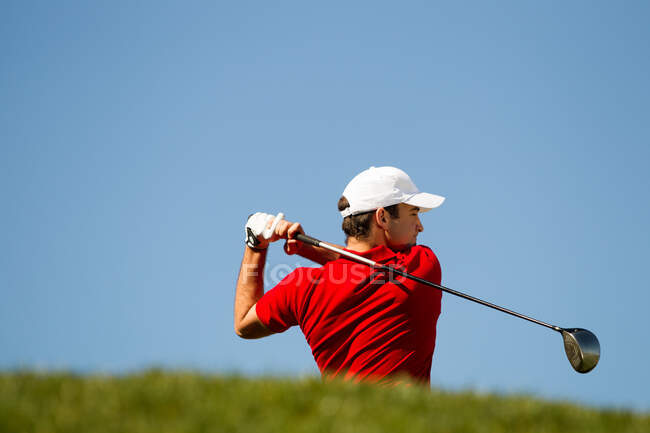 Masculino golfista teeing fora . — Fotografia de Stock