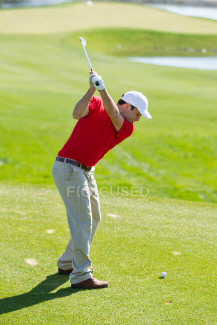 Male golfer teeing off. — Stock Photo