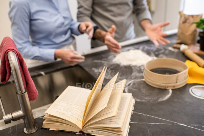 Paar steht in der Küche und macht frische hausgemachte Pasta. — Stockfoto