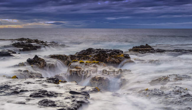 Океанские волны, наполняющие Пелеш Ну лавовая трубка около Вавалоли Бич на Большом острове Гавайев., США. — стоковое фото