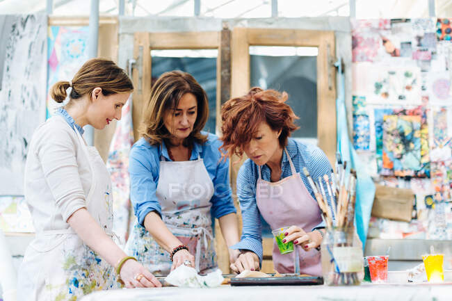 Three women working in creative studio — Stock Photo