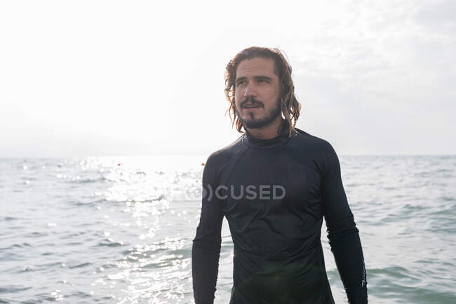 Homem de fato de mergulho por mar — Fotografia de Stock