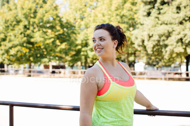 Donna che si esercita nel parco, vista da vicino — Foto stock