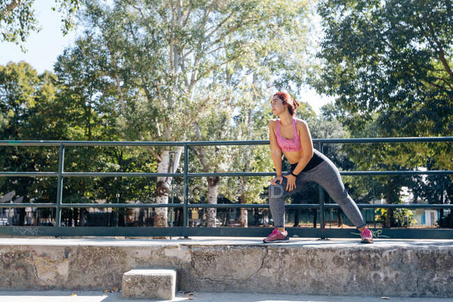 Mulher exercitando no parque — Fotografia de Stock