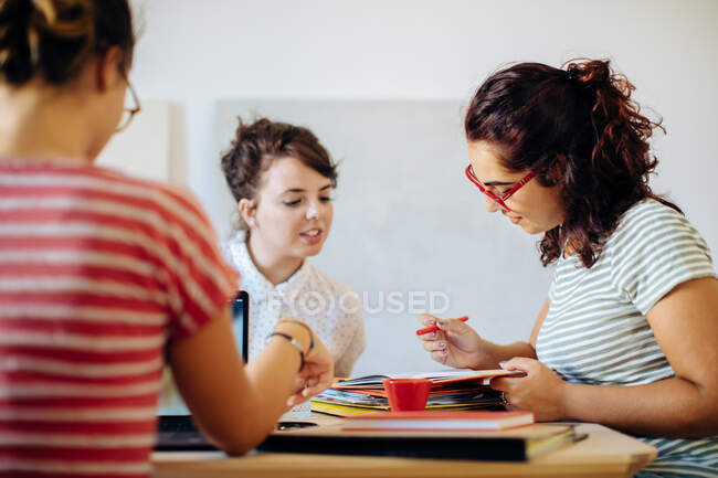 Colleagues discussing documents, close-up view — Stock Photo