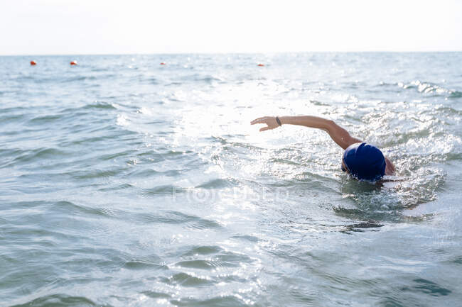 Hombre nadando en el mar - foto de stock