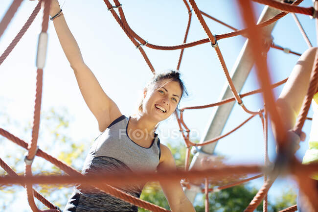 Mujer cuerda escalada en parque - foto de stock