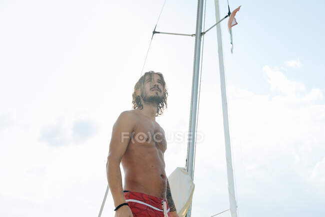 Mann auf Segelboot im flachen Wasser — Stockfoto