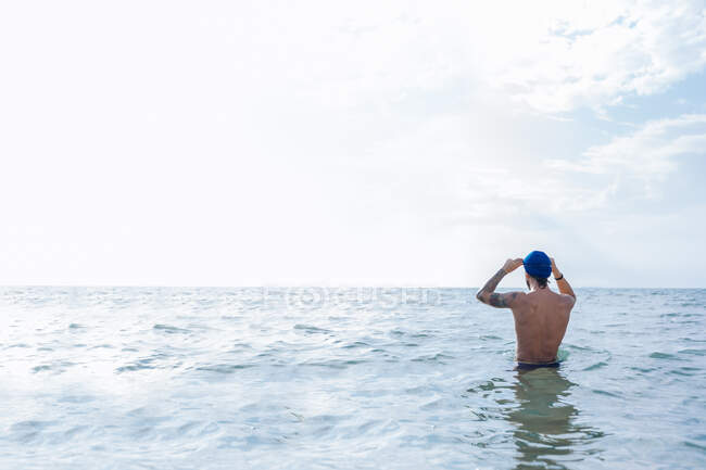 Nadador se preparando para ir para o mar — Fotografia de Stock