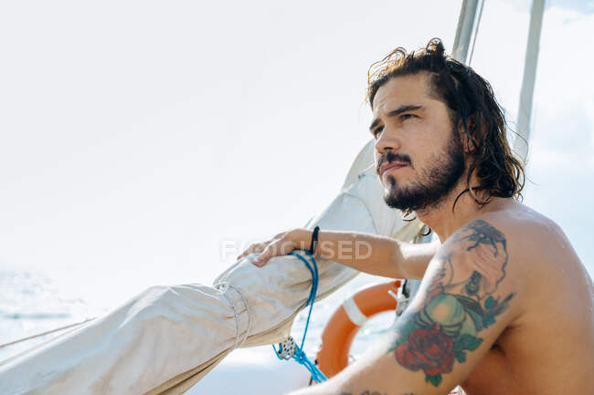 Uomo su una barca a vela, vista da vicino — Foto stock