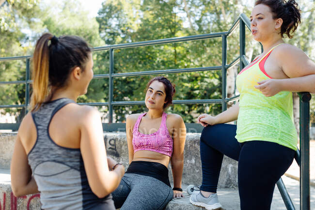Friends taking break from exercise in park — Stock Photo