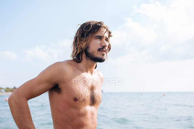 Homme regardant au bord de la mer — Photo de stock